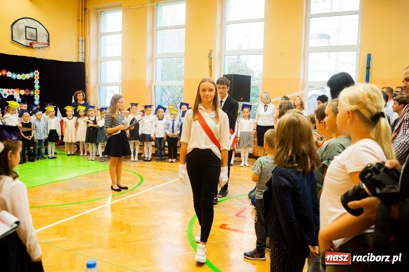 Zdjęcie w galerii na portalu naszraciborz.pl: Uroczyste pasowanie na ucznia w Szkole Podstawowej nr 13 wiadomości z regionu