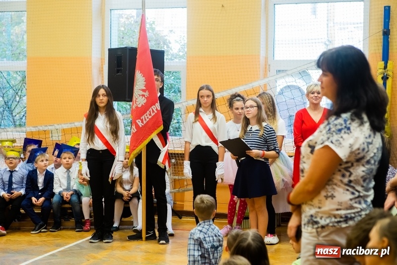 Zdjęcie w galerii na portalu naszraciborz.pl: Uroczyste pasowanie na ucznia w Szkole Podstawowej nr 13 wiadomości z regionu