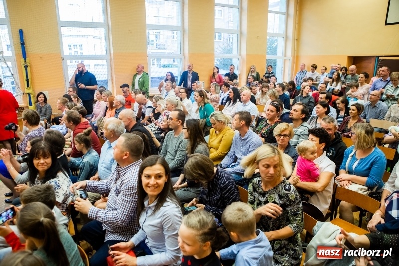 Zdjęcie w galerii na portalu naszraciborz.pl: Uroczyste pasowanie na ucznia w Szkole Podstawowej nr 13 wiadomości z regionu