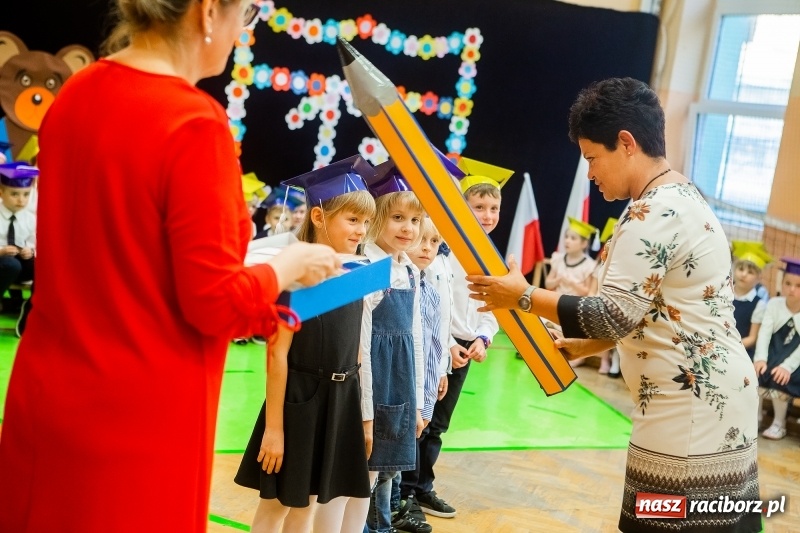 Zdjęcie w galerii na portalu naszraciborz.pl: Uroczyste pasowanie na ucznia w Szkole Podstawowej nr 13 wiadomości z regionu