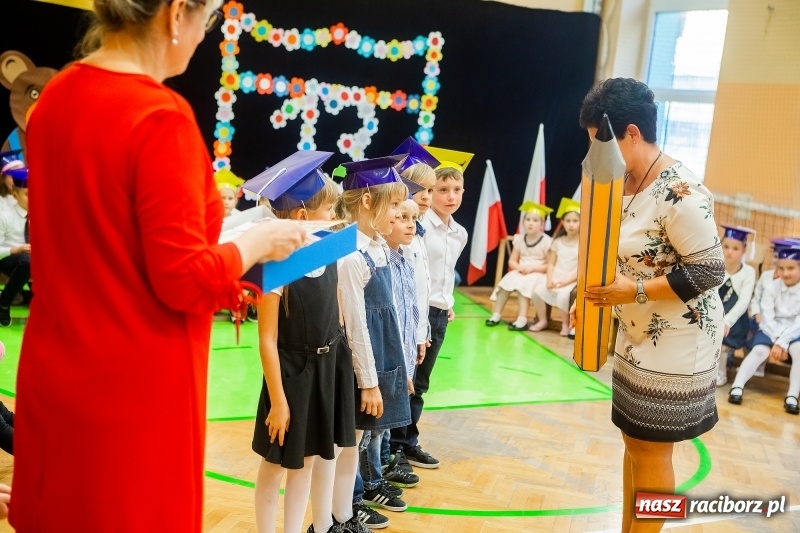 Zdjęcie w galerii na portalu naszraciborz.pl: Uroczyste pasowanie na ucznia w Szkole Podstawowej nr 13 wiadomości z regionu