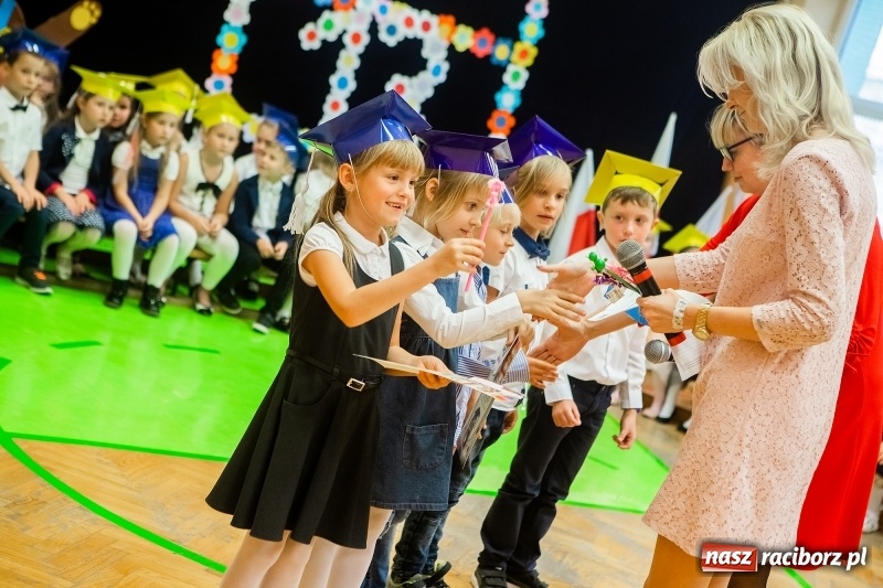 Zdjęcie w galerii na portalu naszraciborz.pl: Uroczyste pasowanie na ucznia w Szkole Podstawowej nr 13 wiadomości z regionu