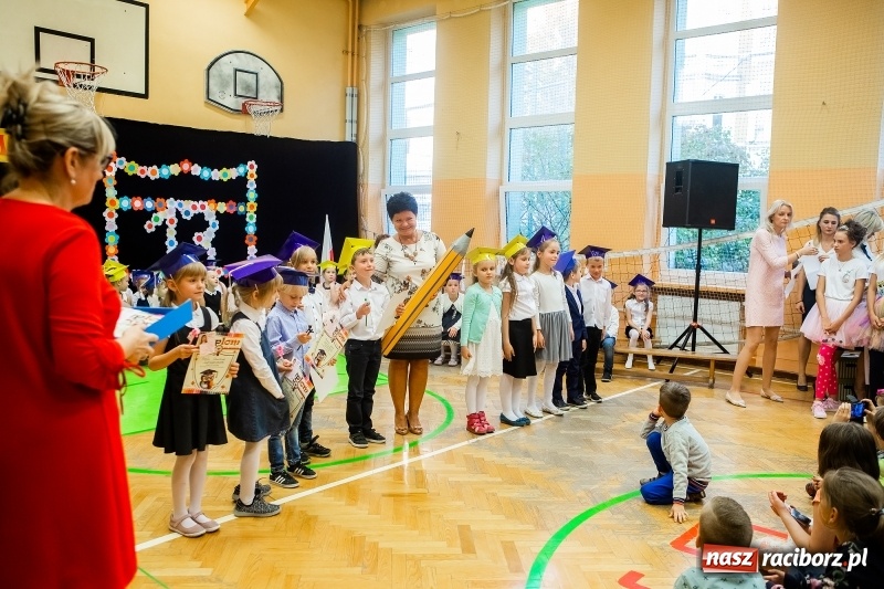 Zdjęcie w galerii na portalu naszraciborz.pl: Uroczyste pasowanie na ucznia w Szkole Podstawowej nr 13 wiadomości z regionu