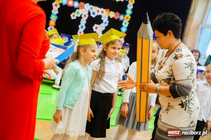 Zdjęcie w galerii na portalu naszraciborz.pl: Uroczyste pasowanie na ucznia w Szkole Podstawowej nr 13 wiadomości z regionu