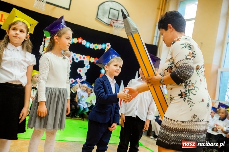 Zdjęcie w galerii na portalu naszraciborz.pl: Uroczyste pasowanie na ucznia w Szkole Podstawowej nr 13 wiadomości z regionu