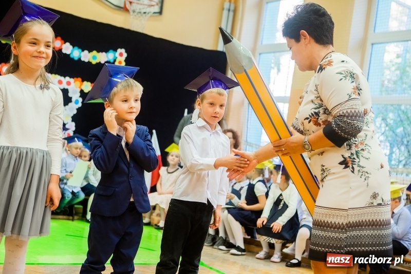 Zdjęcie w galerii na portalu naszraciborz.pl: Uroczyste pasowanie na ucznia w Szkole Podstawowej nr 13 wiadomości z regionu