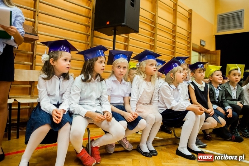 Zdjęcie w galerii na portalu naszraciborz.pl: Uroczyste pasowanie na ucznia w Szkole Podstawowej nr 13 wiadomości z regionu