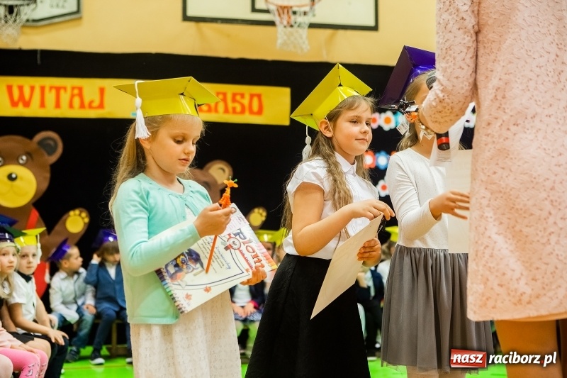 Zdjęcie w galerii na portalu naszraciborz.pl: Uroczyste pasowanie na ucznia w Szkole Podstawowej nr 13 wiadomości z regionu