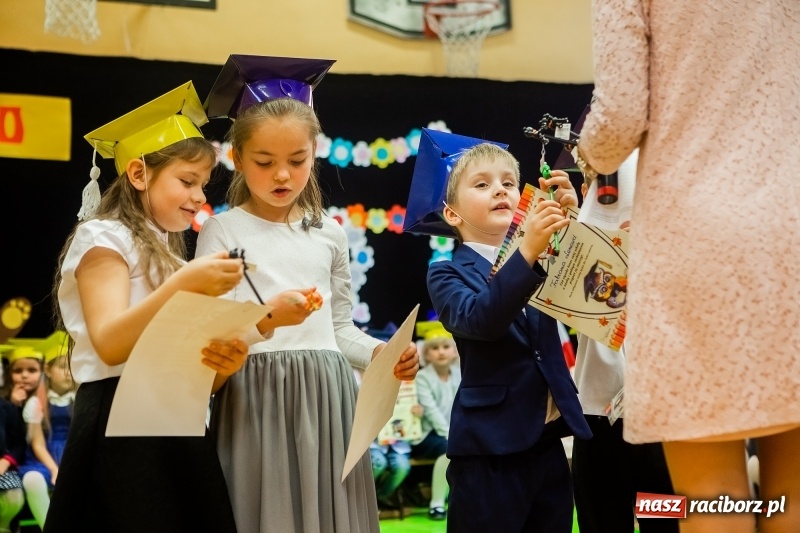 Zdjęcie w galerii na portalu naszraciborz.pl: Uroczyste pasowanie na ucznia w Szkole Podstawowej nr 13 wiadomości z regionu