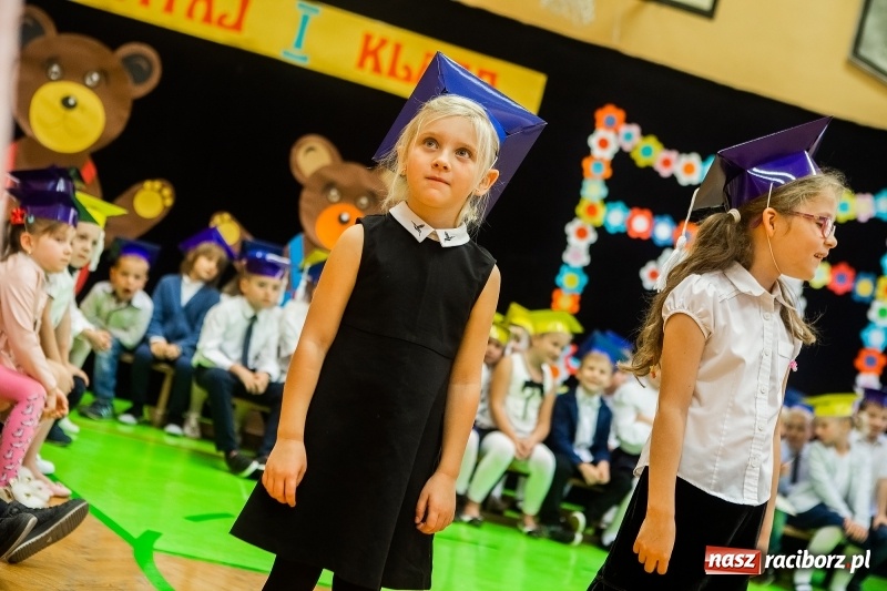 Zdjęcie w galerii na portalu naszraciborz.pl: Uroczyste pasowanie na ucznia w Szkole Podstawowej nr 13 wiadomości z regionu