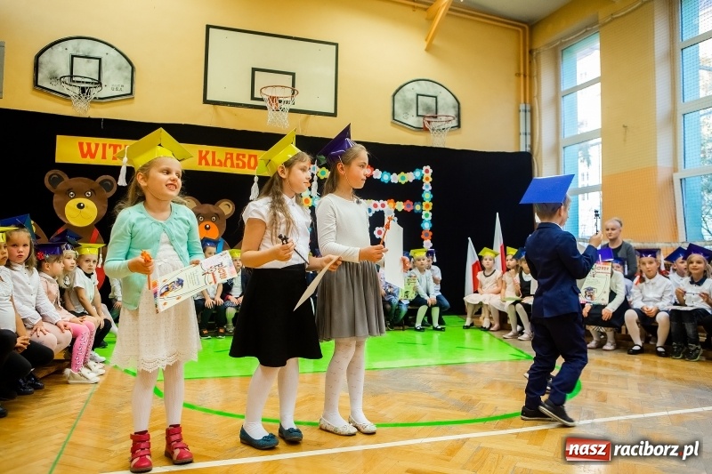 Zdjęcie w galerii na portalu naszraciborz.pl: Uroczyste pasowanie na ucznia w Szkole Podstawowej nr 13 wiadomości z regionu