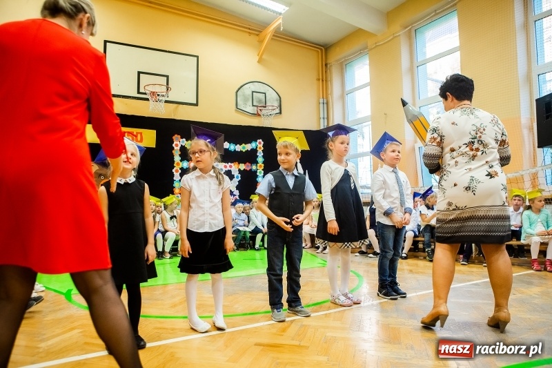 Zdjęcie w galerii na portalu naszraciborz.pl: Uroczyste pasowanie na ucznia w Szkole Podstawowej nr 13 wiadomości z regionu