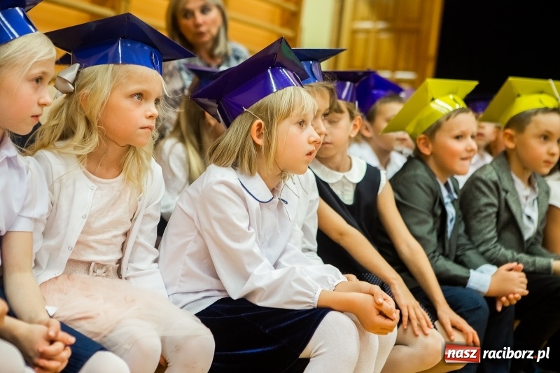 Zdjęcie w galerii na portalu naszraciborz.pl: Uroczyste pasowanie na ucznia w Szkole Podstawowej nr 13 wiadomości z regionu