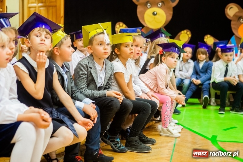 Zdjęcie w galerii na portalu naszraciborz.pl: Uroczyste pasowanie na ucznia w Szkole Podstawowej nr 13 wiadomości z regionu