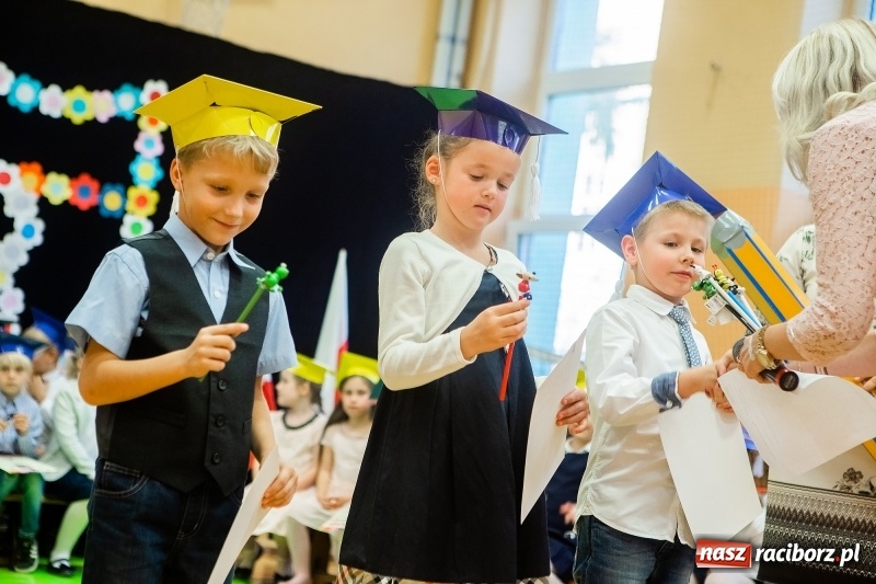 Zdjęcie w galerii na portalu naszraciborz.pl: Uroczyste pasowanie na ucznia w Szkole Podstawowej nr 13 wiadomości z regionu