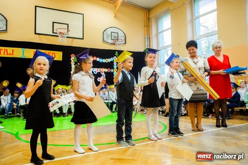Zdjęcie w galerii na portalu naszraciborz.pl: Uroczyste pasowanie na ucznia w Szkole Podstawowej nr 13 wiadomości z regionu