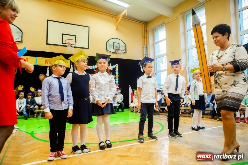 Zdjęcie w galerii na portalu naszraciborz.pl: Uroczyste pasowanie na ucznia w Szkole Podstawowej nr 13 wiadomości z regionu