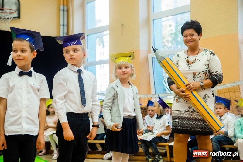 Zdjęcie w galerii na portalu naszraciborz.pl: Uroczyste pasowanie na ucznia w Szkole Podstawowej nr 13 wiadomości z regionu