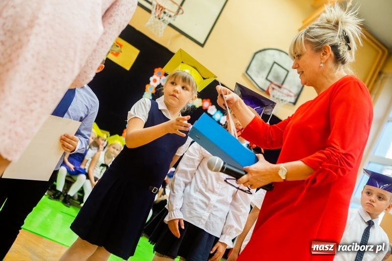 Zdjęcie w galerii na portalu naszraciborz.pl: Uroczyste pasowanie na ucznia w Szkole Podstawowej nr 13 wiadomości z regionu