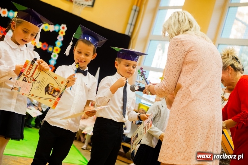 Zdjęcie w galerii na portalu naszraciborz.pl: Uroczyste pasowanie na ucznia w Szkole Podstawowej nr 13 wiadomości z regionu