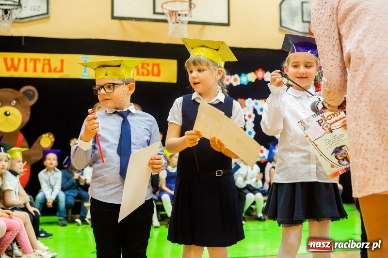 Zdjęcie w galerii na portalu naszraciborz.pl: Uroczyste pasowanie na ucznia w Szkole Podstawowej nr 13 wiadomości z regionu