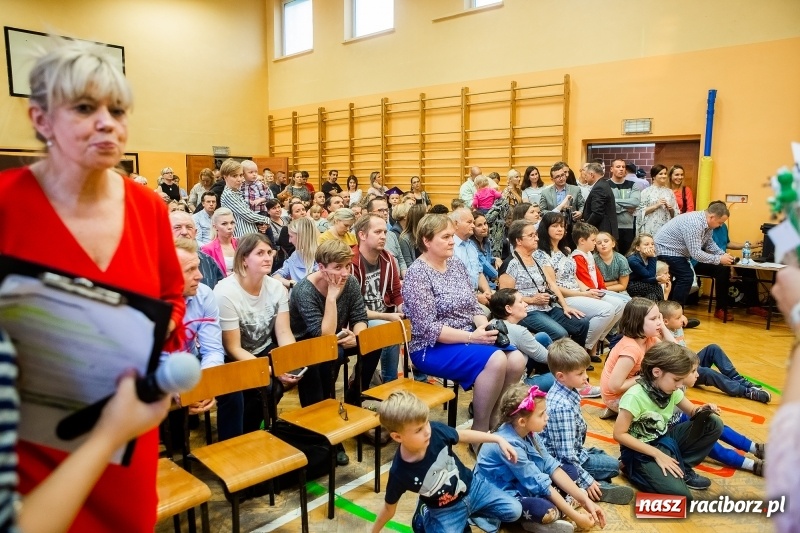 Zdjęcie w galerii na portalu naszraciborz.pl: Uroczyste pasowanie na ucznia w Szkole Podstawowej nr 13 wiadomości z regionu
