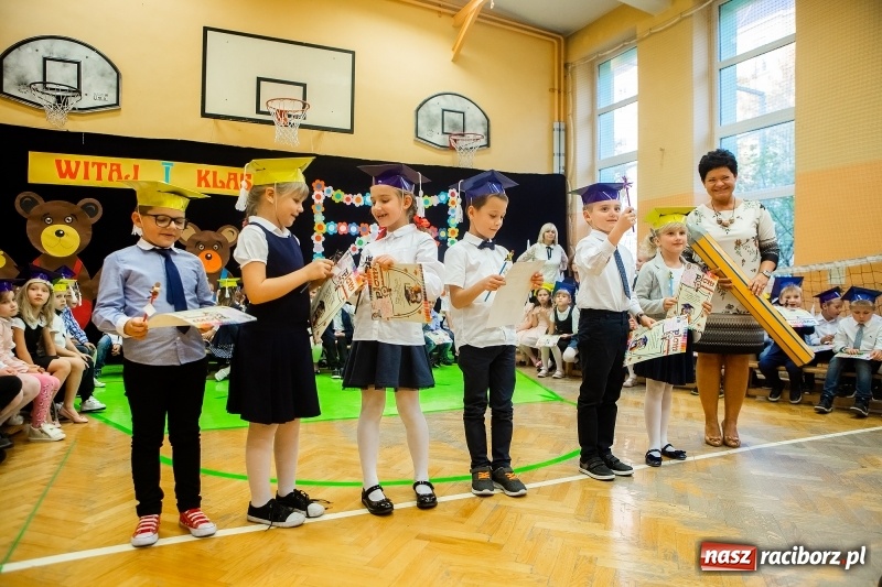 Zdjęcie w galerii na portalu naszraciborz.pl: Uroczyste pasowanie na ucznia w Szkole Podstawowej nr 13 wiadomości z regionu