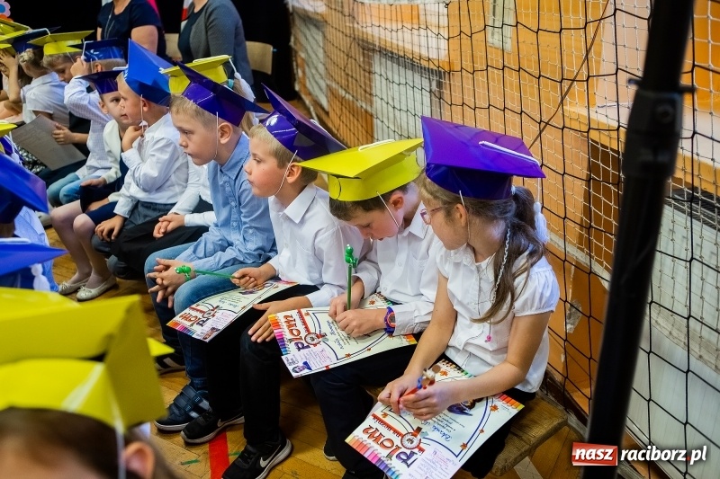 Zdjęcie w galerii na portalu naszraciborz.pl: Uroczyste pasowanie na ucznia w Szkole Podstawowej nr 13 wiadomości z regionu