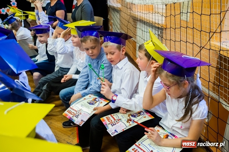 Zdjęcie w galerii na portalu naszraciborz.pl: Uroczyste pasowanie na ucznia w Szkole Podstawowej nr 13 wiadomości z regionu