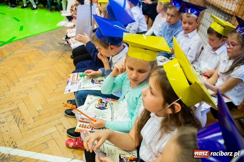 Zdjęcie w galerii na portalu naszraciborz.pl: Uroczyste pasowanie na ucznia w Szkole Podstawowej nr 13 wiadomości z regionu