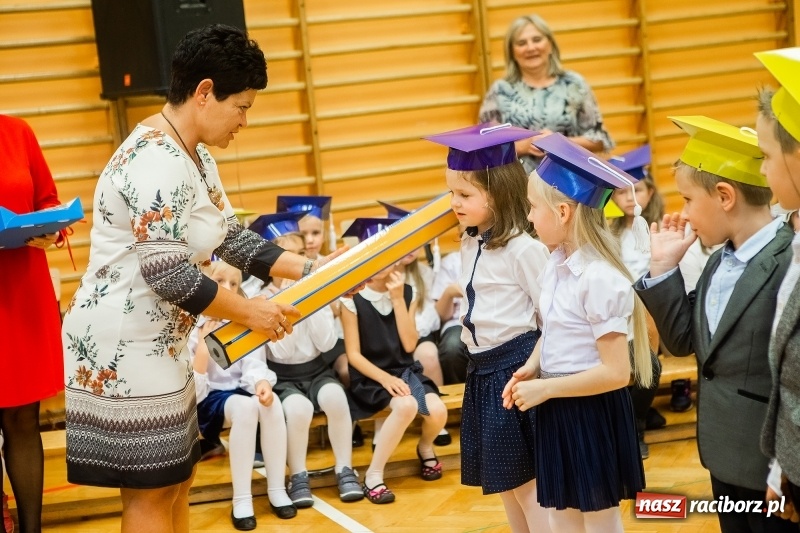 Zdjęcie w galerii na portalu naszraciborz.pl: Uroczyste pasowanie na ucznia w Szkole Podstawowej nr 13 wiadomości z regionu