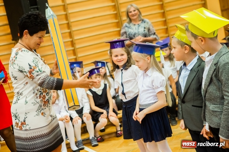 Zdjęcie w galerii na portalu naszraciborz.pl: Uroczyste pasowanie na ucznia w Szkole Podstawowej nr 13 wiadomości z regionu