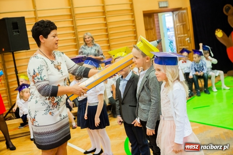 Zdjęcie w galerii na portalu naszraciborz.pl: Uroczyste pasowanie na ucznia w Szkole Podstawowej nr 13 wiadomości z regionu