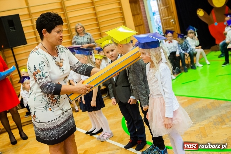 Zdjęcie w galerii na portalu naszraciborz.pl: Uroczyste pasowanie na ucznia w Szkole Podstawowej nr 13 wiadomości z regionu