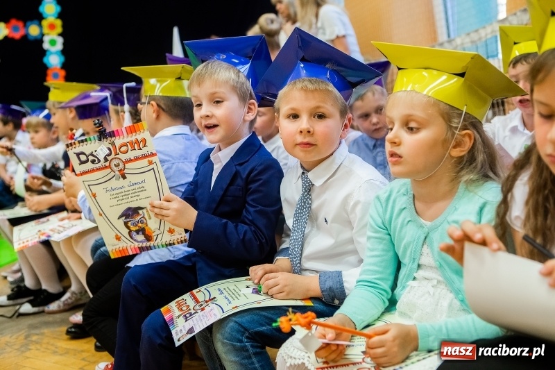 Zdjęcie w galerii na portalu naszraciborz.pl: Uroczyste pasowanie na ucznia w Szkole Podstawowej nr 13 wiadomości z regionu