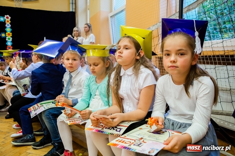 Zdjęcie w galerii na portalu naszraciborz.pl: Uroczyste pasowanie na ucznia w Szkole Podstawowej nr 13 wiadomości z regionu