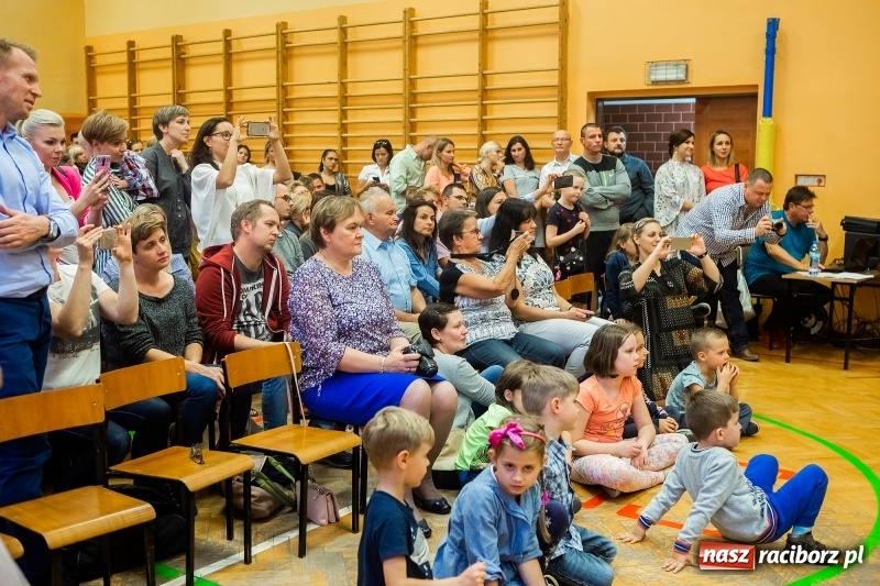 Zdjęcie w galerii na portalu naszraciborz.pl: Uroczyste pasowanie na ucznia w Szkole Podstawowej nr 13 wiadomości z regionu