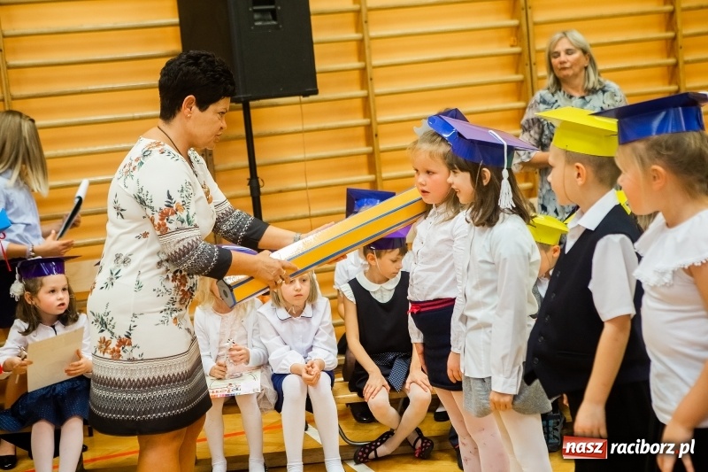 Zdjęcie w galerii na portalu naszraciborz.pl: Uroczyste pasowanie na ucznia w Szkole Podstawowej nr 13 wiadomości z regionu