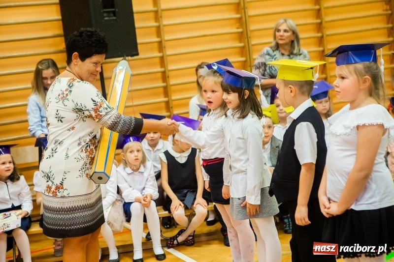 Zdjęcie w galerii na portalu naszraciborz.pl: Uroczyste pasowanie na ucznia w Szkole Podstawowej nr 13 wiadomości z regionu