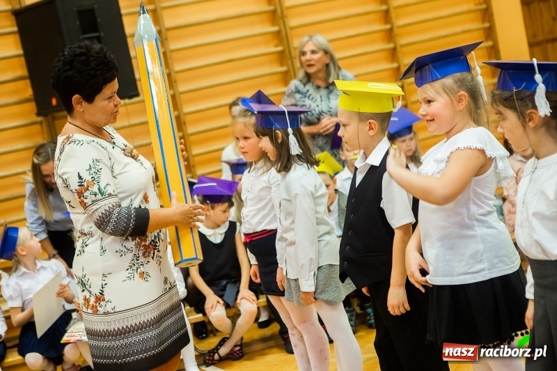 Zdjęcie w galerii na portalu naszraciborz.pl: Uroczyste pasowanie na ucznia w Szkole Podstawowej nr 13 wiadomości z regionu