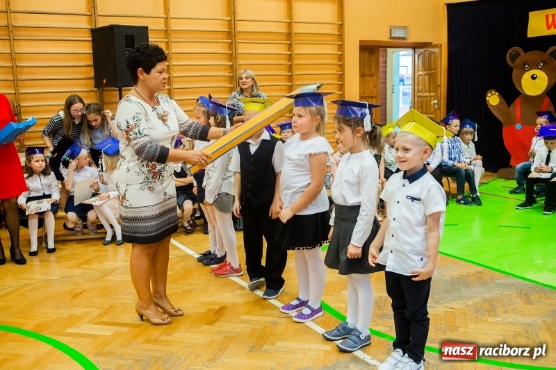 Zdjęcie w galerii na portalu naszraciborz.pl: Uroczyste pasowanie na ucznia w Szkole Podstawowej nr 13 wiadomości z regionu