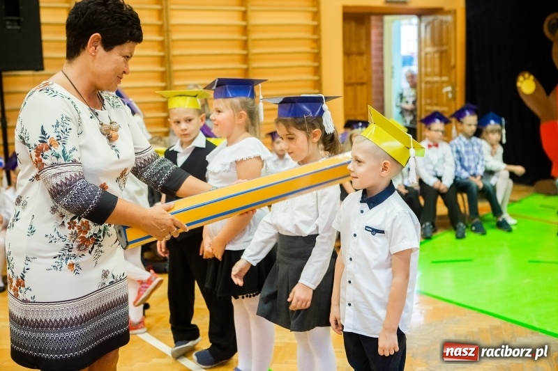 Zdjęcie w galerii na portalu naszraciborz.pl: Uroczyste pasowanie na ucznia w Szkole Podstawowej nr 13 wiadomości z regionu