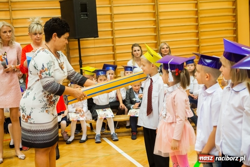 Zdjęcie w galerii na portalu naszraciborz.pl: Uroczyste pasowanie na ucznia w Szkole Podstawowej nr 13 wiadomości z regionu