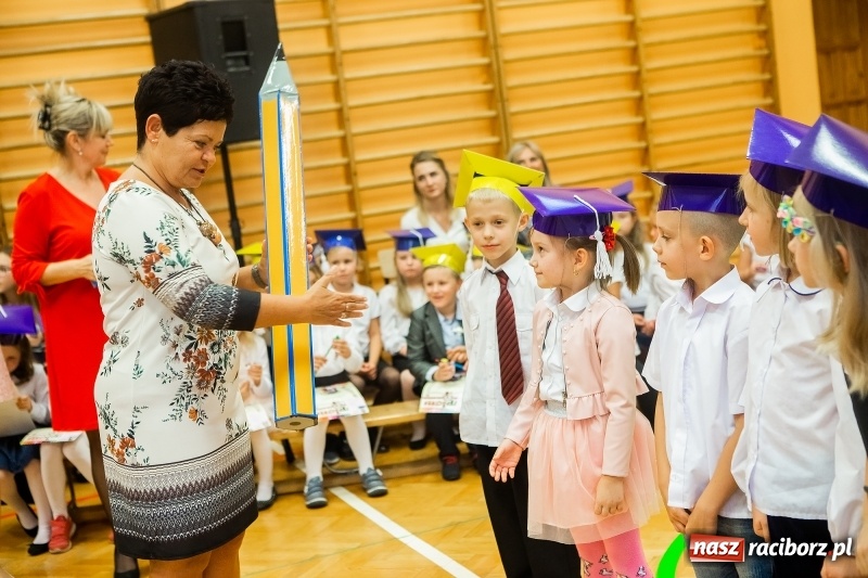Zdjęcie w galerii na portalu naszraciborz.pl: Uroczyste pasowanie na ucznia w Szkole Podstawowej nr 13 wiadomości z regionu
