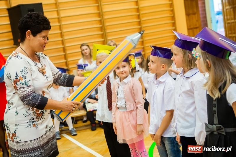 Zdjęcie w galerii na portalu naszraciborz.pl: Uroczyste pasowanie na ucznia w Szkole Podstawowej nr 13 wiadomości z regionu