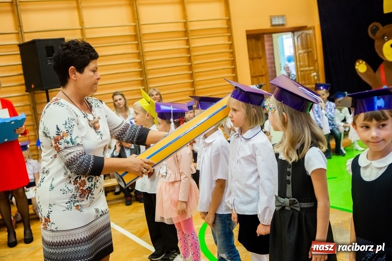 Zdjęcie w galerii na portalu naszraciborz.pl: Uroczyste pasowanie na ucznia w Szkole Podstawowej nr 13 wiadomości z regionu