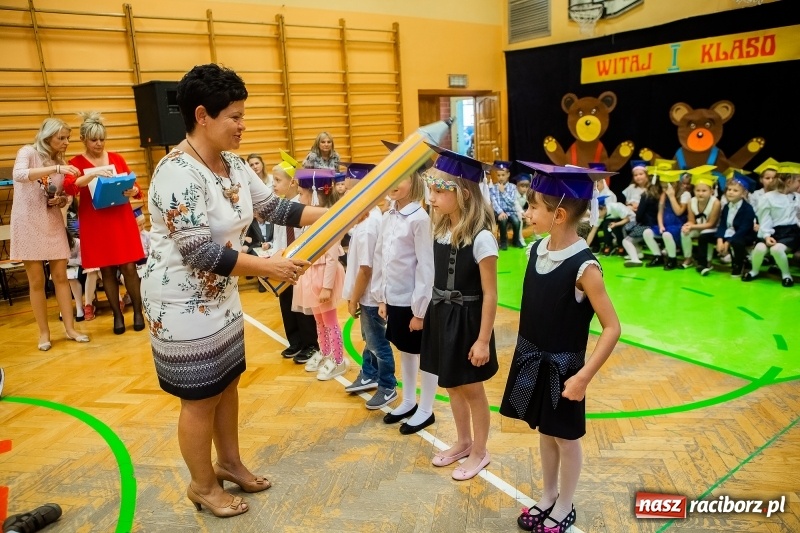 Zdjęcie w galerii na portalu naszraciborz.pl: Uroczyste pasowanie na ucznia w Szkole Podstawowej nr 13 wiadomości z regionu