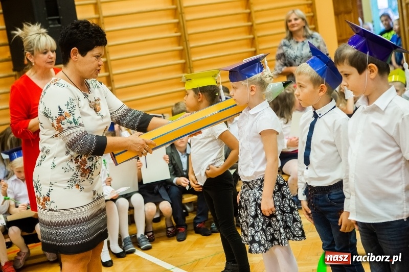 Zdjęcie w galerii na portalu naszraciborz.pl: Uroczyste pasowanie na ucznia w Szkole Podstawowej nr 13 wiadomości z regionu
