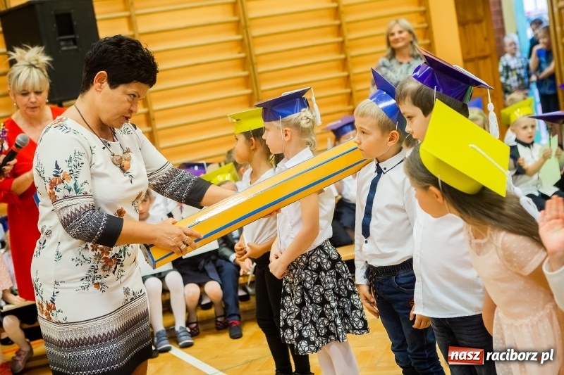 Zdjęcie w galerii na portalu naszraciborz.pl: Uroczyste pasowanie na ucznia w Szkole Podstawowej nr 13 wiadomości z regionu