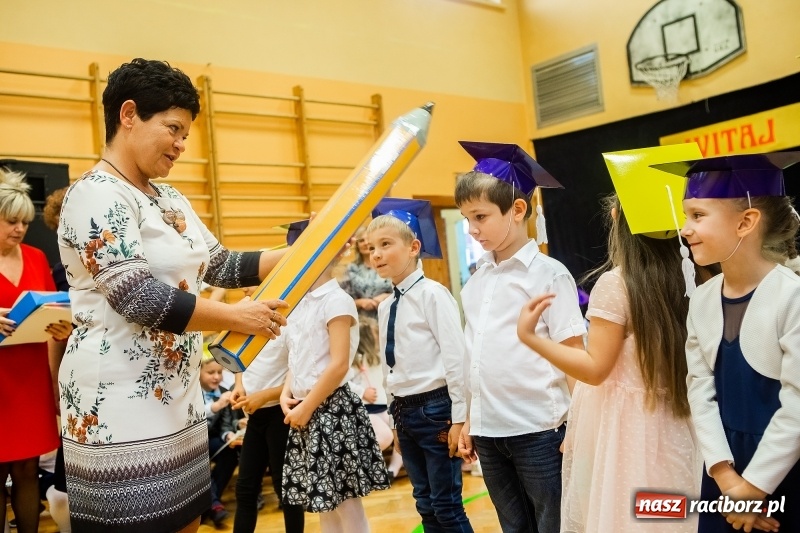 Zdjęcie w galerii na portalu naszraciborz.pl: Uroczyste pasowanie na ucznia w Szkole Podstawowej nr 13 wiadomości z regionu